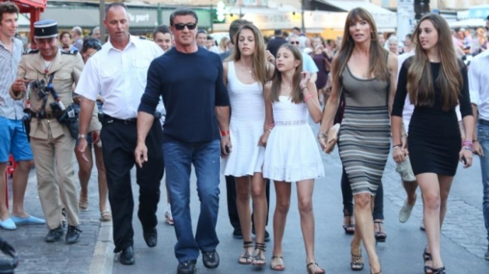 Sylvester Stallone s manželkou a dcerami na dovolené ve Francii